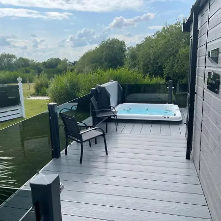 Indulgence Lakeside Lodge: Hot Tub & Private Fishing at Tattershall Lakes Exterior photo