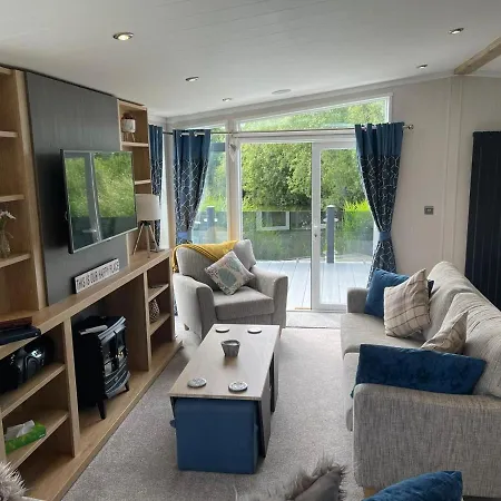 Indulgence Lakeside Lodge: Hot Tub & Private Fishing at Tattershall Lakes Exterior photo
