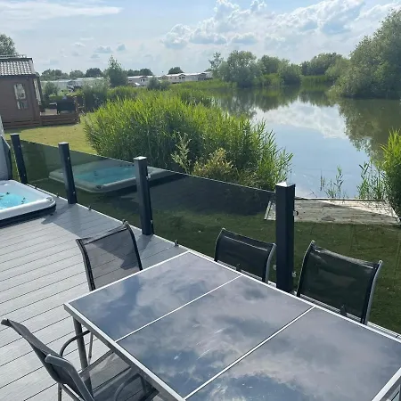 Indulgence Lakeside Lodge: Hot Tub & Private Fishing at Tattershall Lakes Exterior photo
