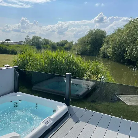 Indulgence Lakeside Lodge: Hot Tub & Private Fishing at Tattershall Lakes Exterior photo