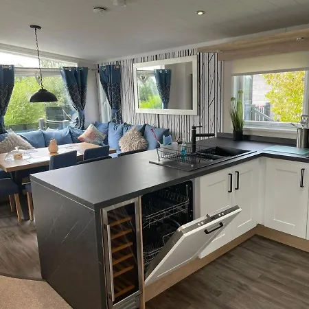 Indulgence Lakeside Lodge: Hot Tub & Private Fishing at Tattershall Lakes Exterior photo