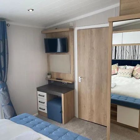 Indulgence Lakeside Lodge: Hot Tub & Private Fishing at Tattershall Lakes Exterior photo