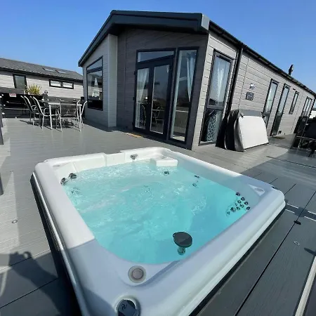 Indulgence Lakeside Lodge: Hot Tub & Private Fishing at Tattershall Lakes Exterior photo