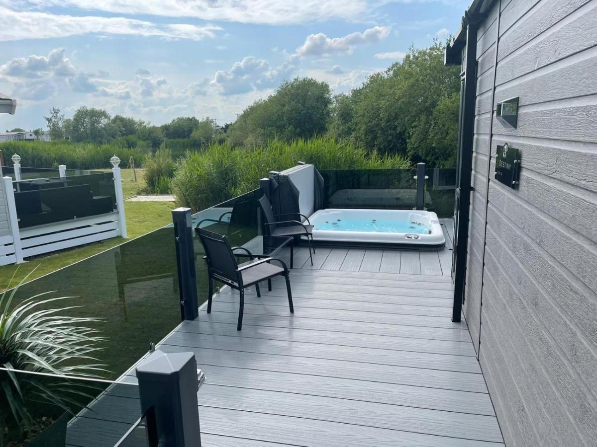 Holiday home Indulgence Lakeside Lodge: Hot Tub & Private Fishing At Lakes Tattershall