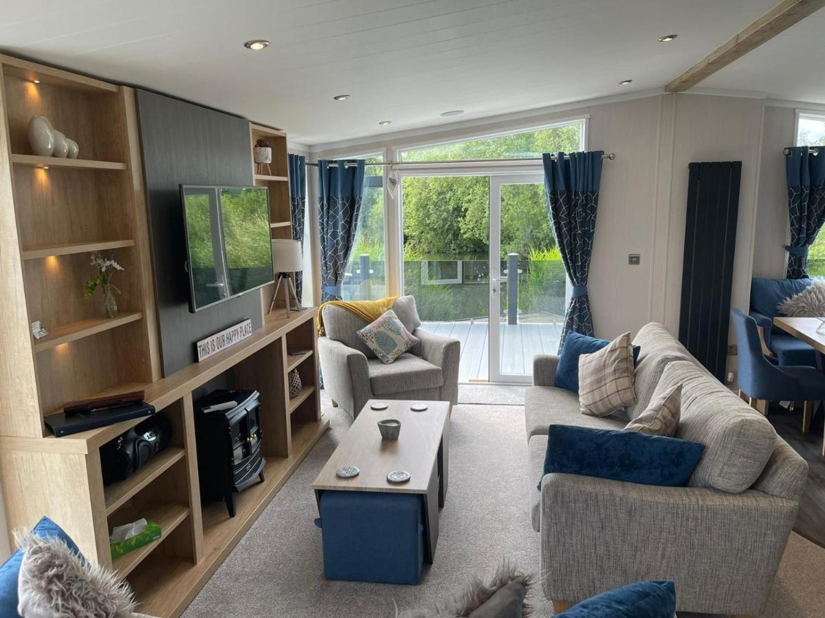 Indulgence Lakeside Lodge: Hot Tub & Private Fishing At Lakes * Tattershall