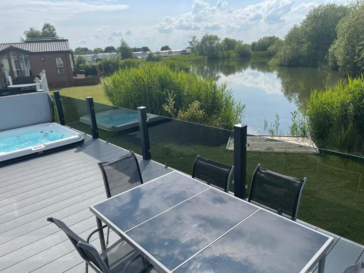 Indulgence Lakeside Lodge: Hot Tub & Private Fishing At Lakes Tattershall