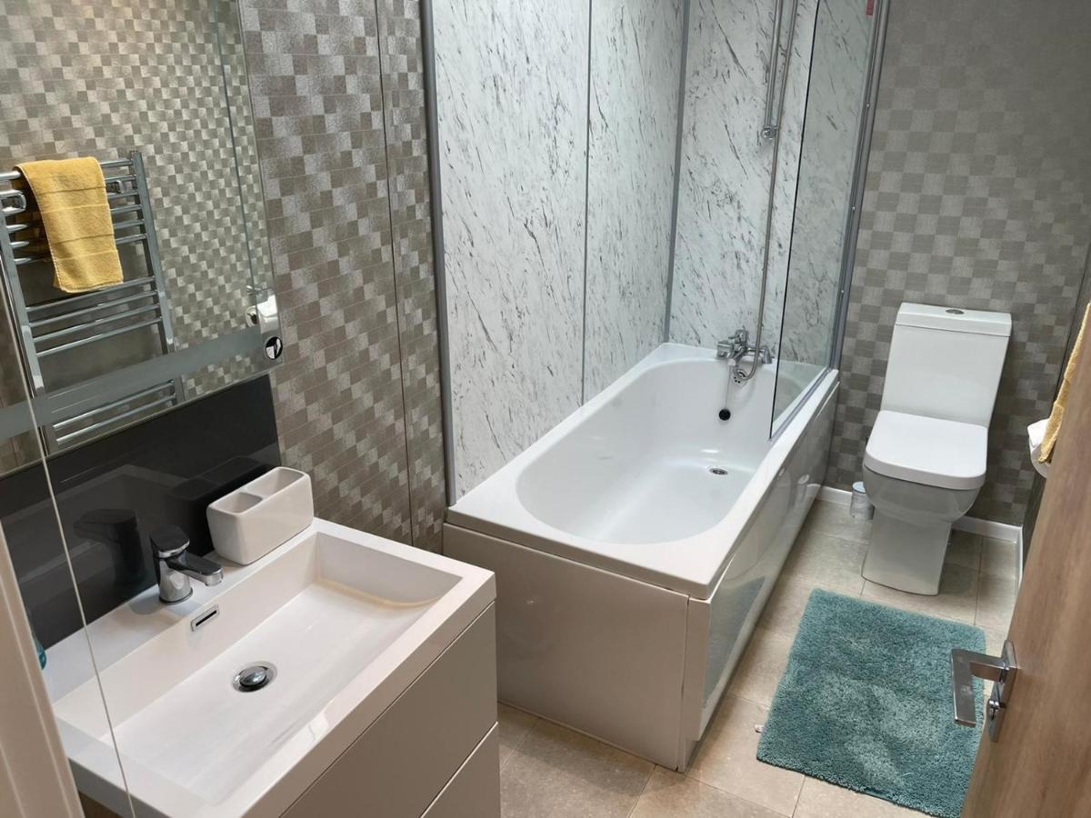 Indulgence Lakeside Lodge: Hot Tub & Private Fishing At Lakes Tattershall
