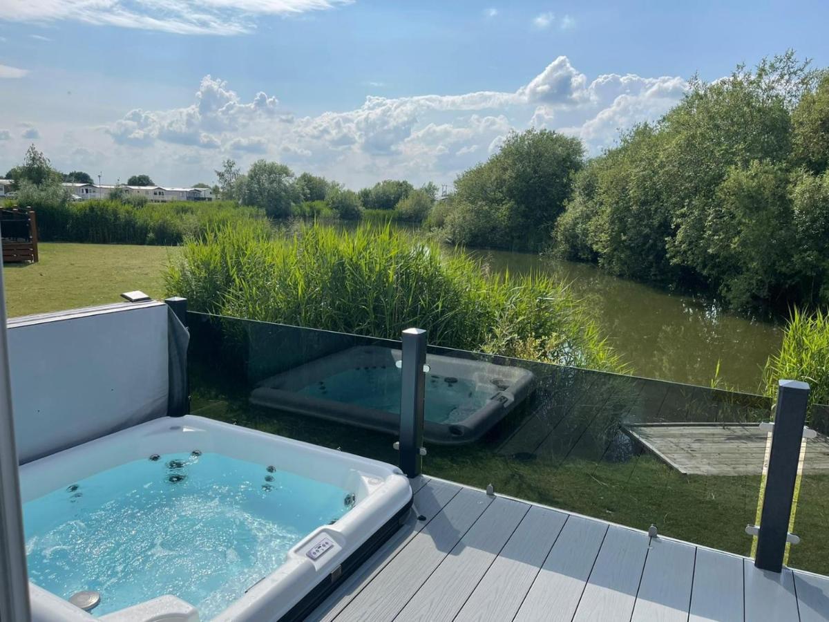 Indulgence Lakeside Lodge: Hot Tub & Private Fishing At Lakes Holiday home