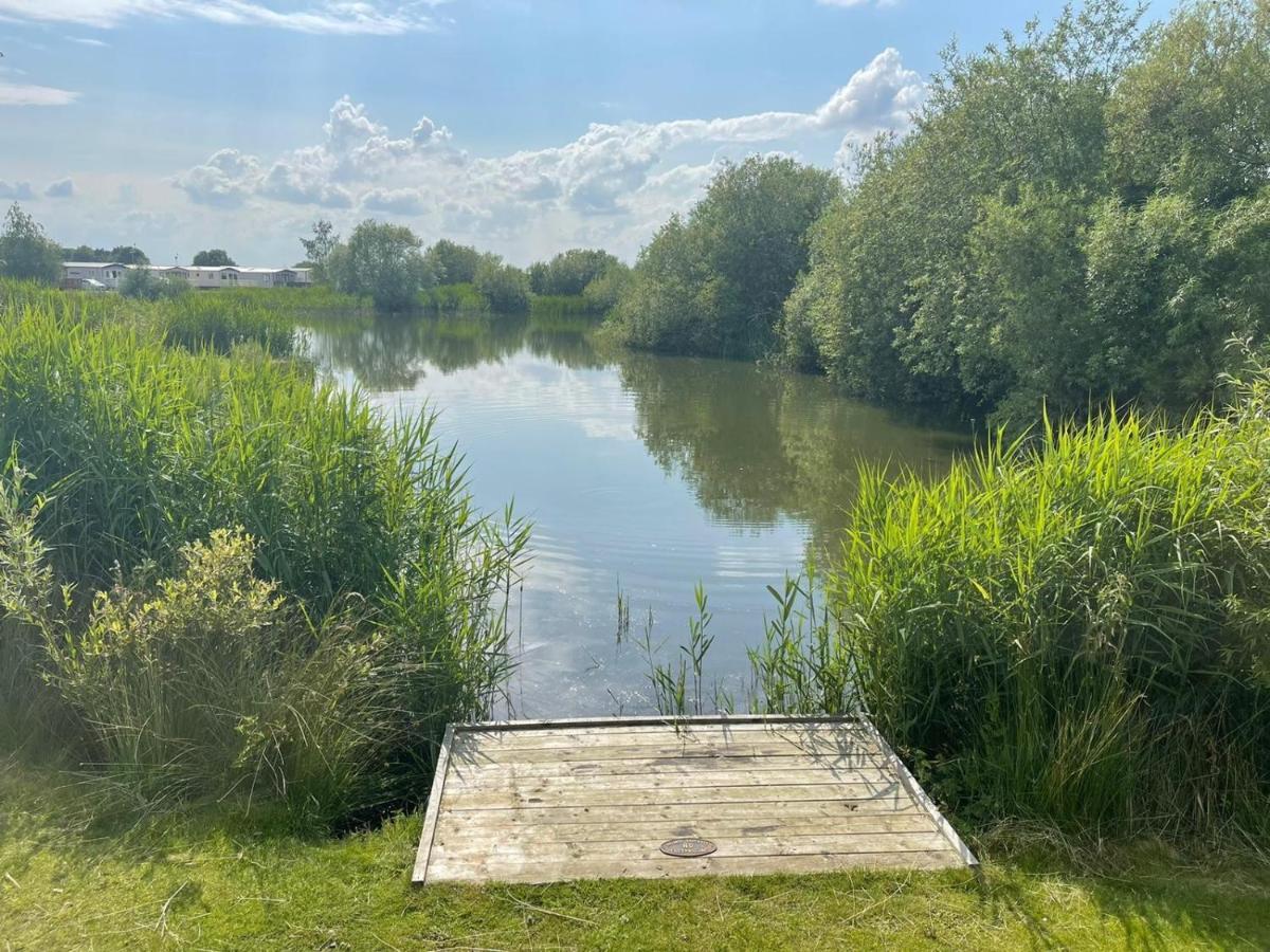 Indulgence Lakeside Lodge: Hot Tub & Private Fishing At Lakes Holiday home *