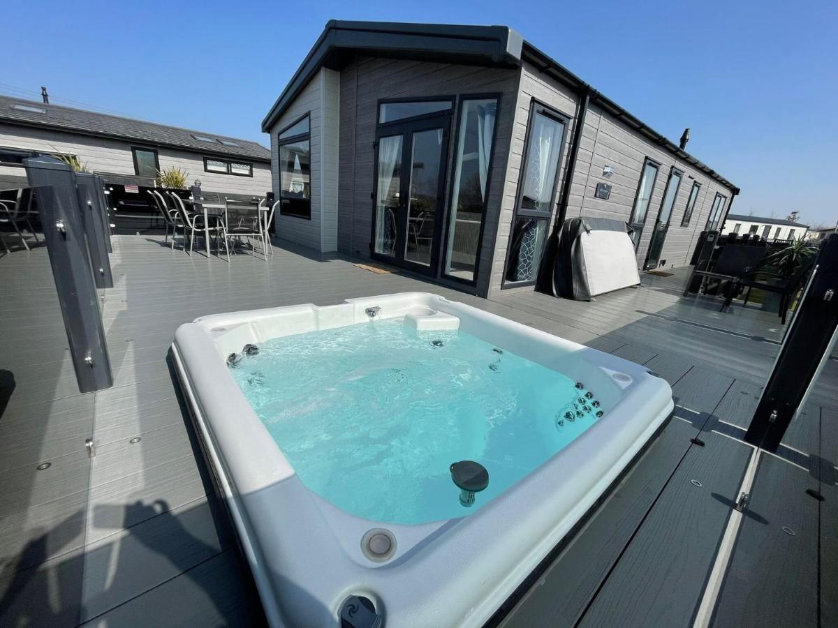 Holiday home Indulgence Lakeside Lodge: Hot Tub & Private Fishing At Lakes
