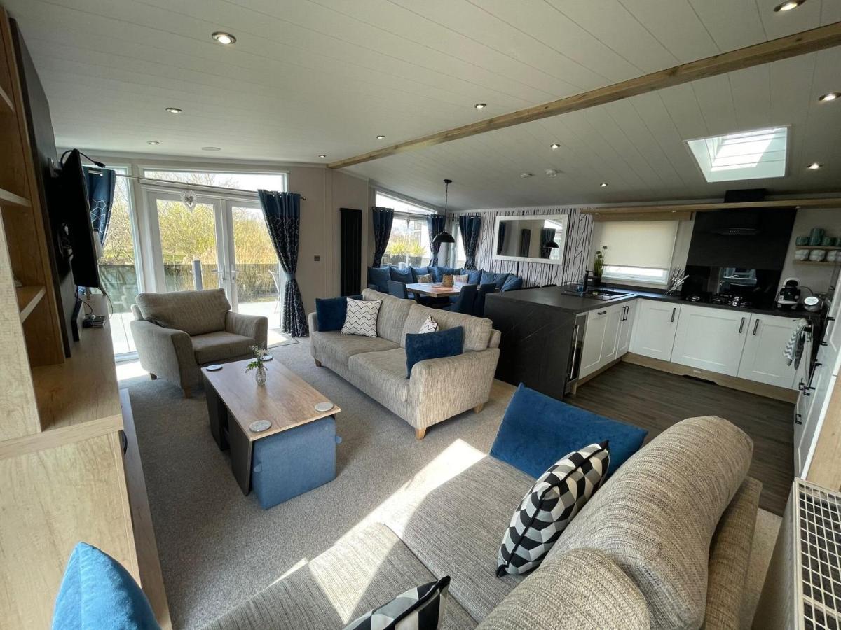 Indulgence Lakeside Lodge: Hot Tub & Private Fishing At Lakes Holiday home