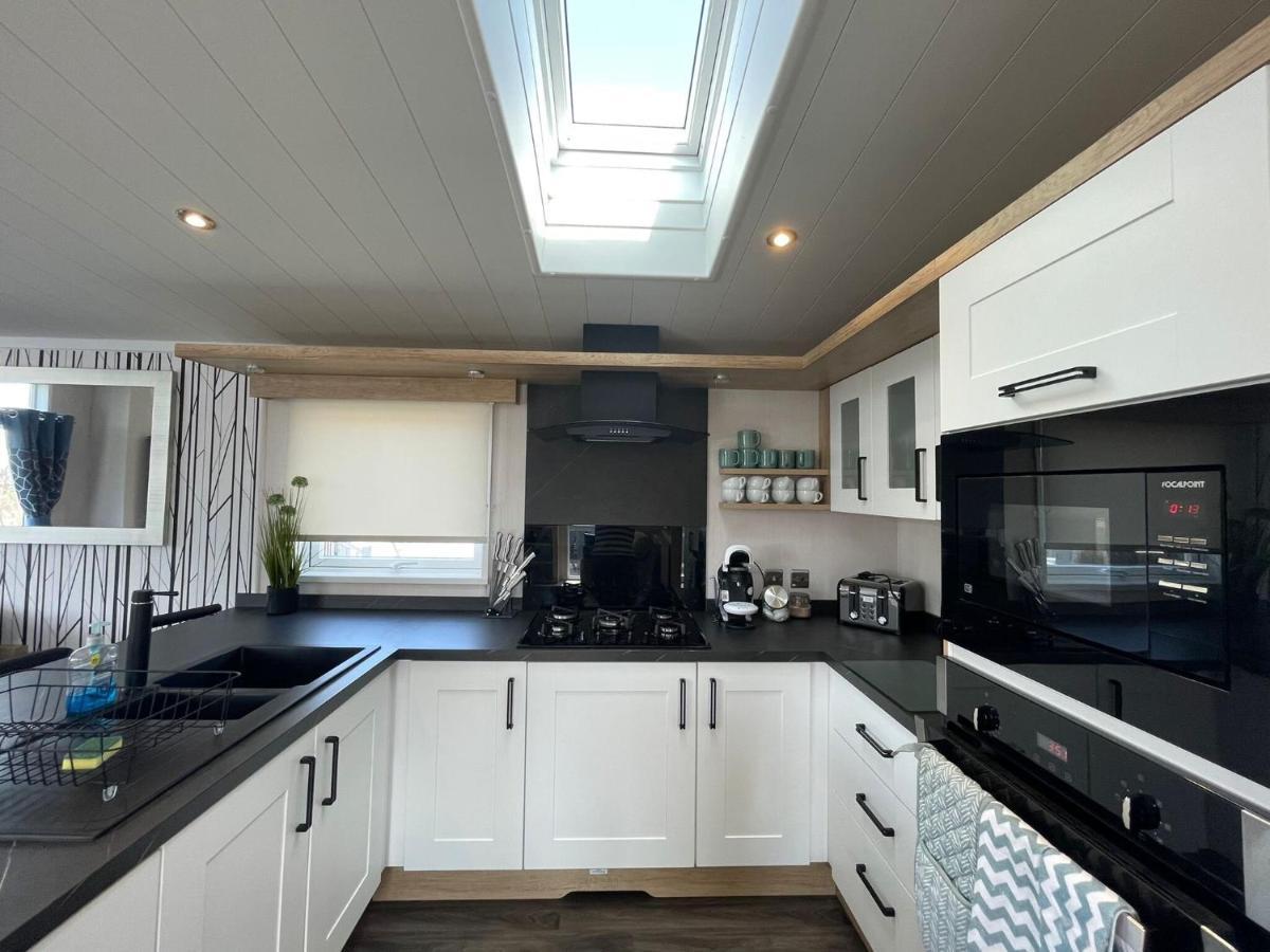 Indulgence Lakeside Lodge: Hot Tub & Private Fishing At Lakes Holiday home