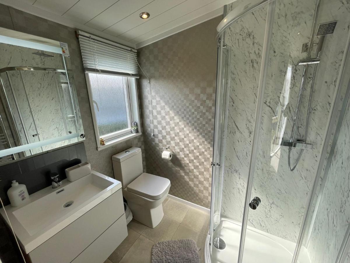 Indulgence Lakeside Lodge: Hot Tub & Private Fishing At Lakes