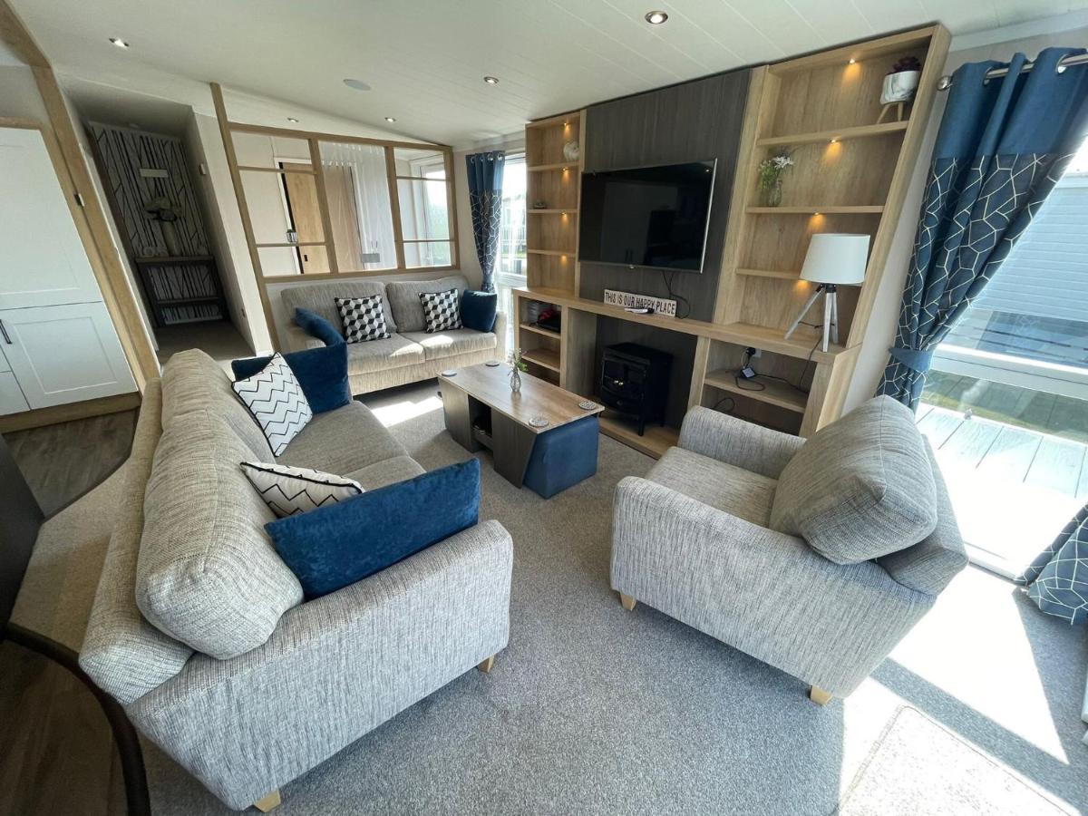Indulgence Lakeside Lodge: Hot Tub & Private Fishing At Lakes