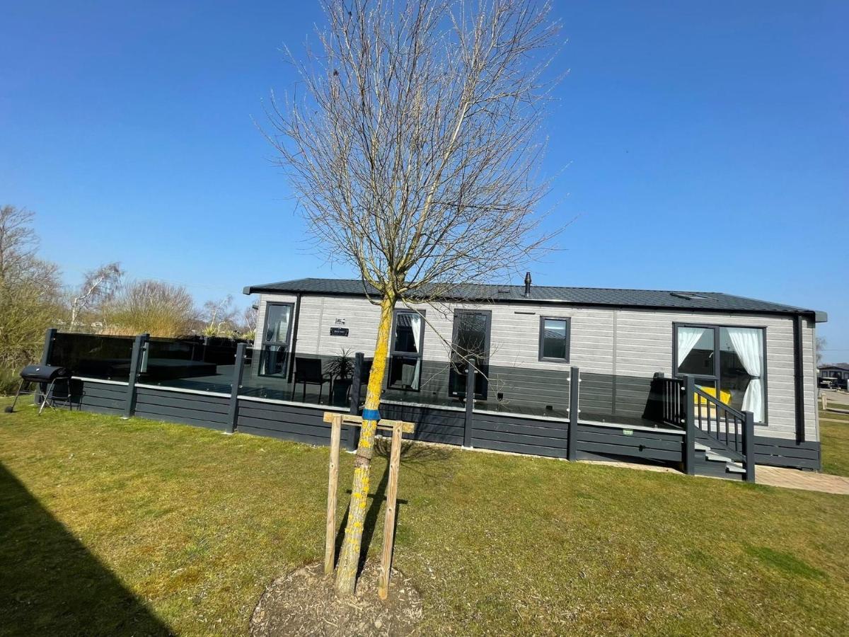 Indulgence Lakeside Lodge: Hot Tub & Private Fishing At Lakes Holiday home *