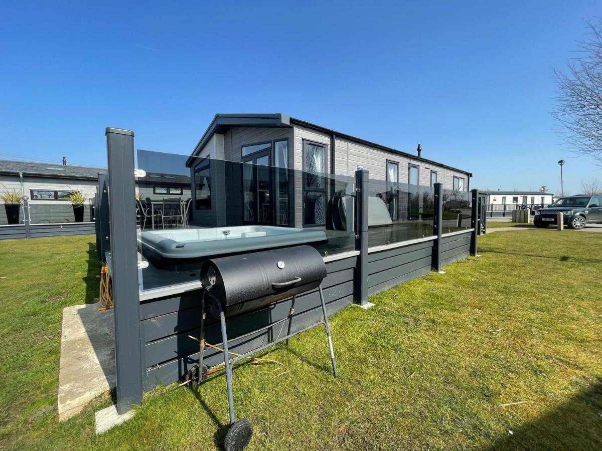 Indulgence Lakeside Lodge: Hot Tub & Private Fishing At Lakes Tattershall