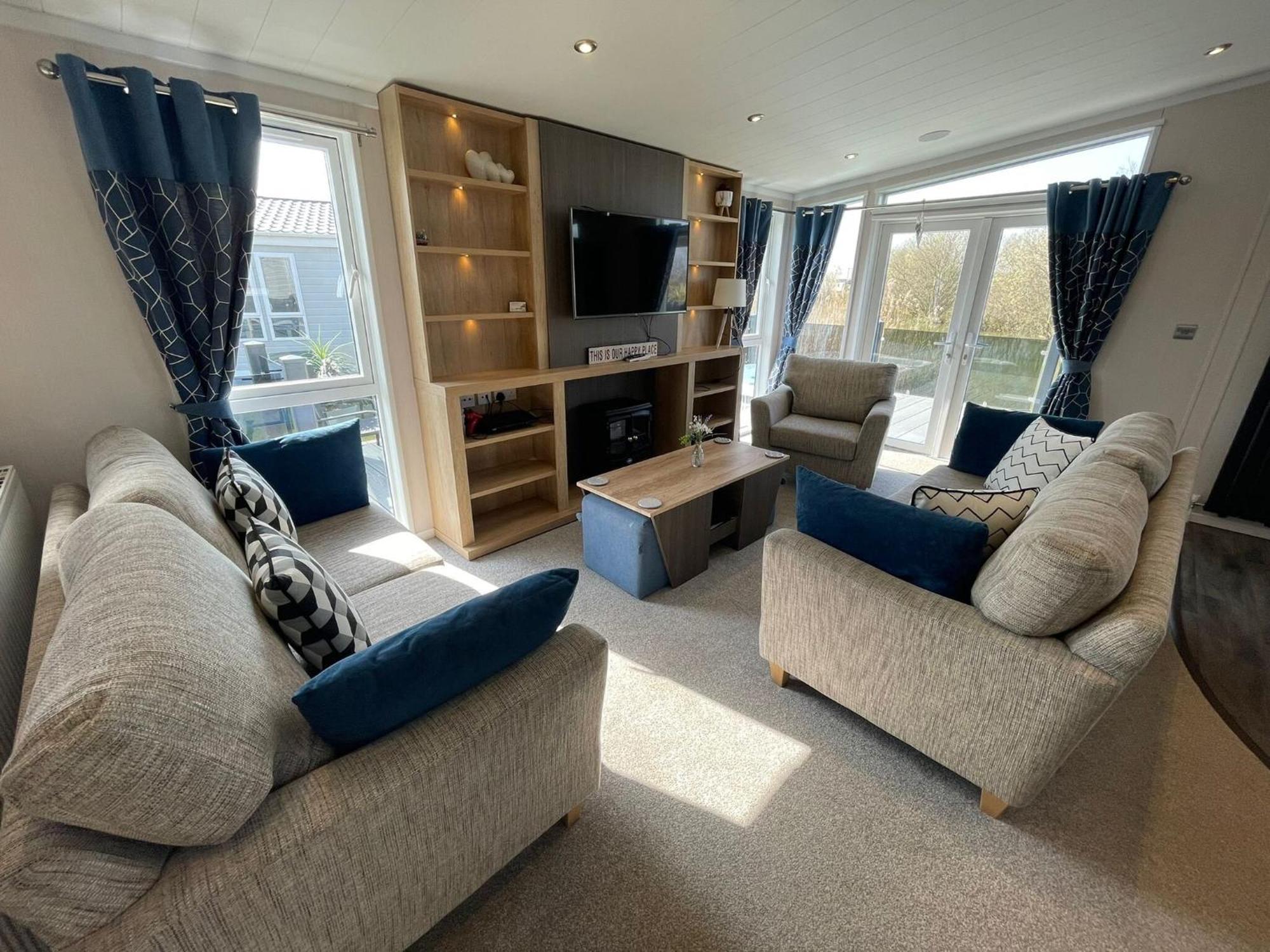 Indulgence Lakeside Lodge: Hot Tub & Private Fishing At Lakes * Tattershall