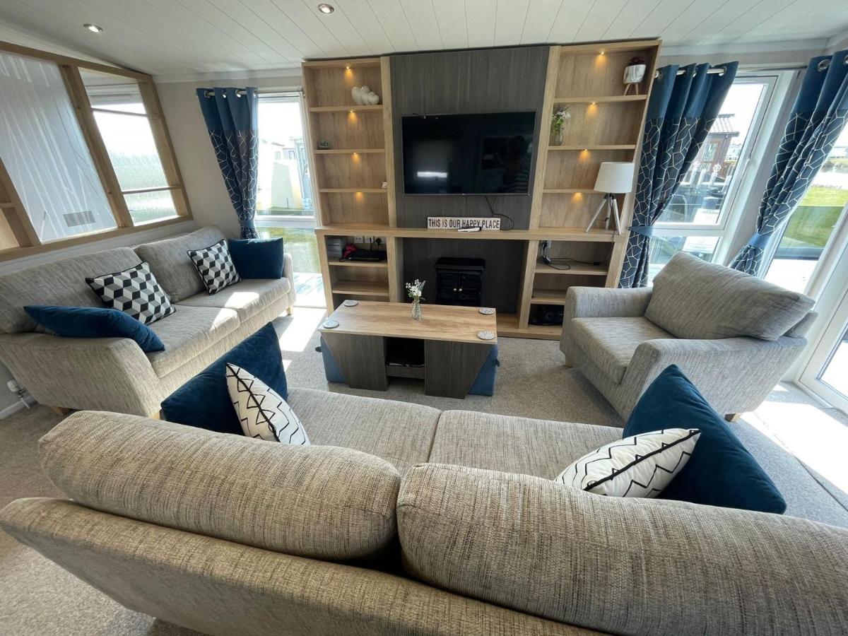 Indulgence Lakeside Lodge: Hot Tub & Private Fishing At Lakes Holiday home