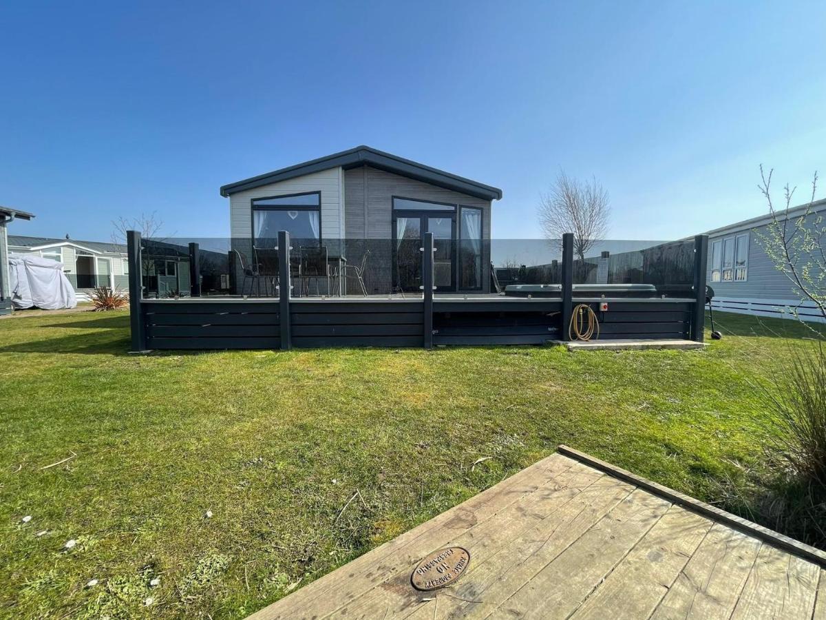 Holiday home Indulgence Lakeside Lodge: Hot Tub & Private Fishing At Lakes