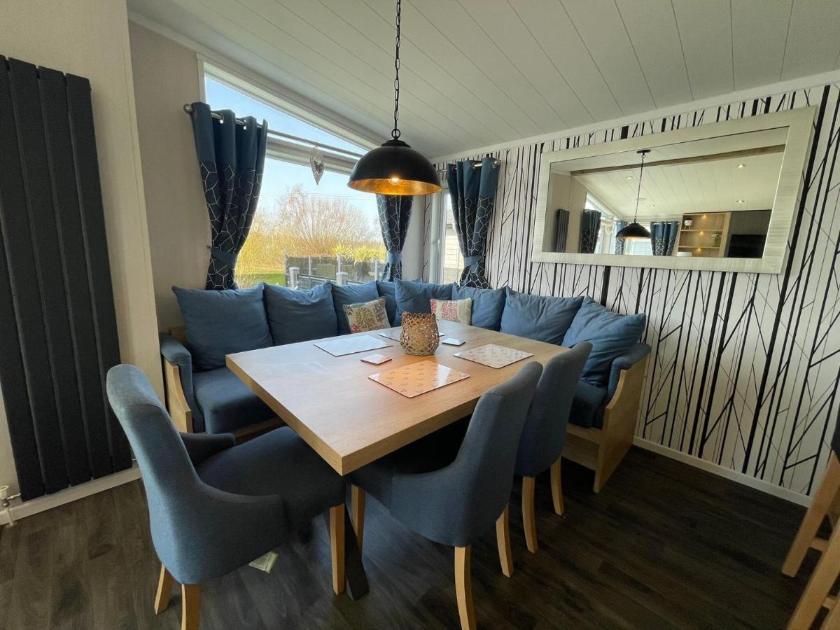 Indulgence Lakeside Lodge: Hot Tub & Private Fishing At Lakes Tattershall