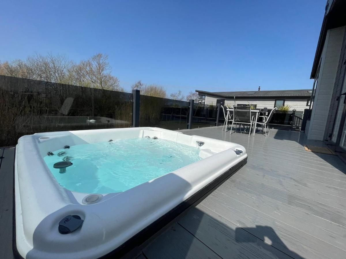 Indulgence Lakeside Lodge: Hot Tub & Private Fishing At Lakes Holiday home