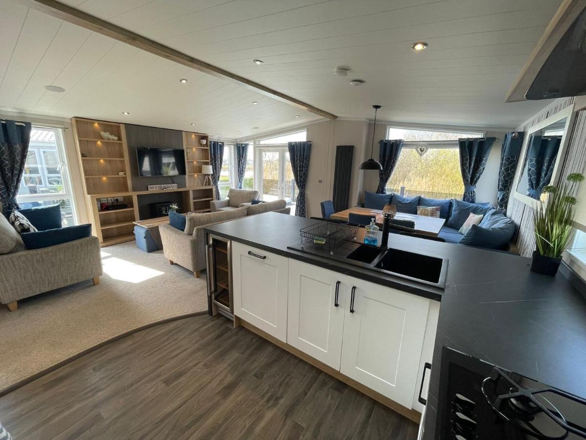 Holiday home Indulgence Lakeside Lodge: Hot Tub & Private Fishing At Lakes