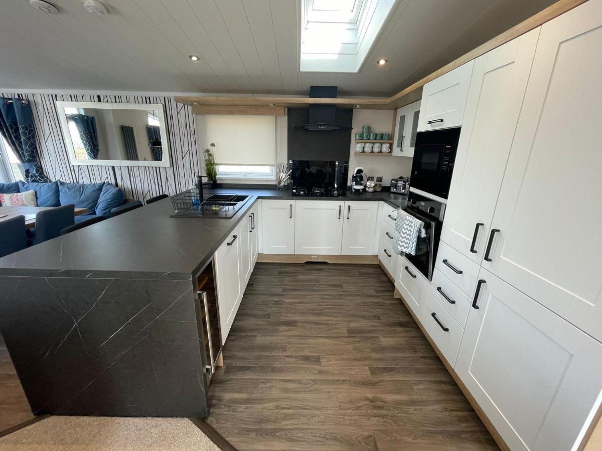Indulgence Lakeside Lodge: Hot Tub & Private Fishing At Lakes Holiday home