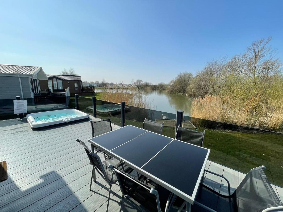 Indulgence Lakeside Lodge: Hot Tub & Private Fishing At Lakes Tattershall