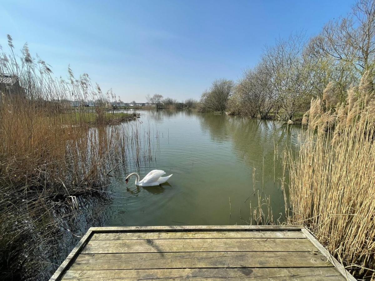 Indulgence Lakeside Lodge: Hot Tub & Private Fishing At Lakes *