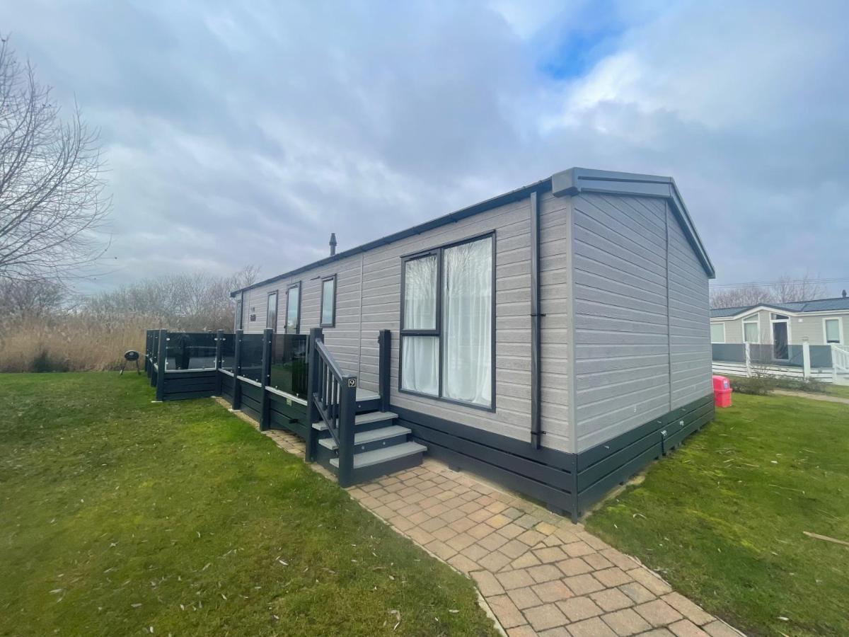 Indulgence Lakeside Lodge: Hot Tub & Private Fishing At Lakes Holiday home