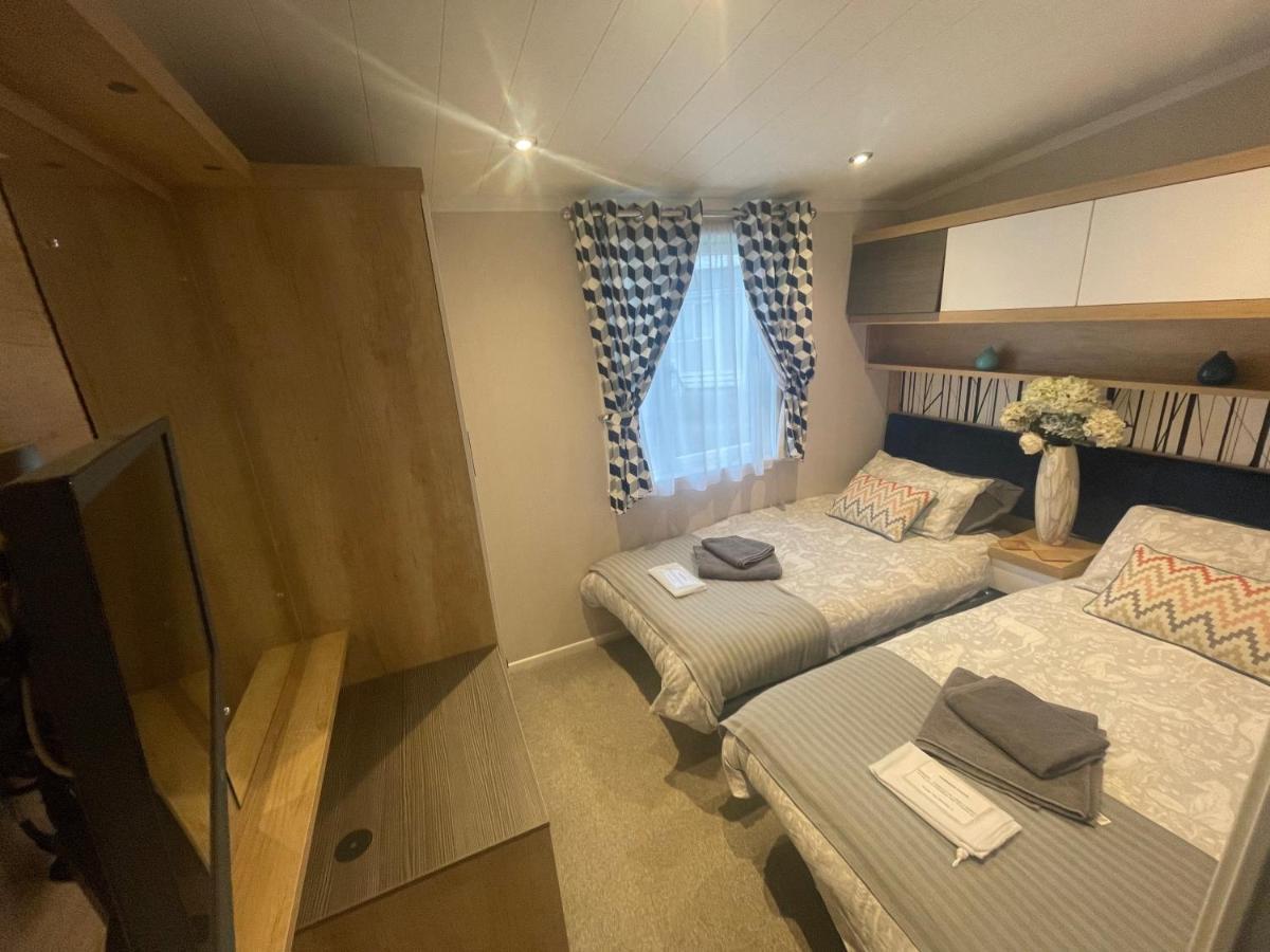 Indulgence Lakeside Lodge: Hot Tub & Private Fishing At Lakes Tattershall