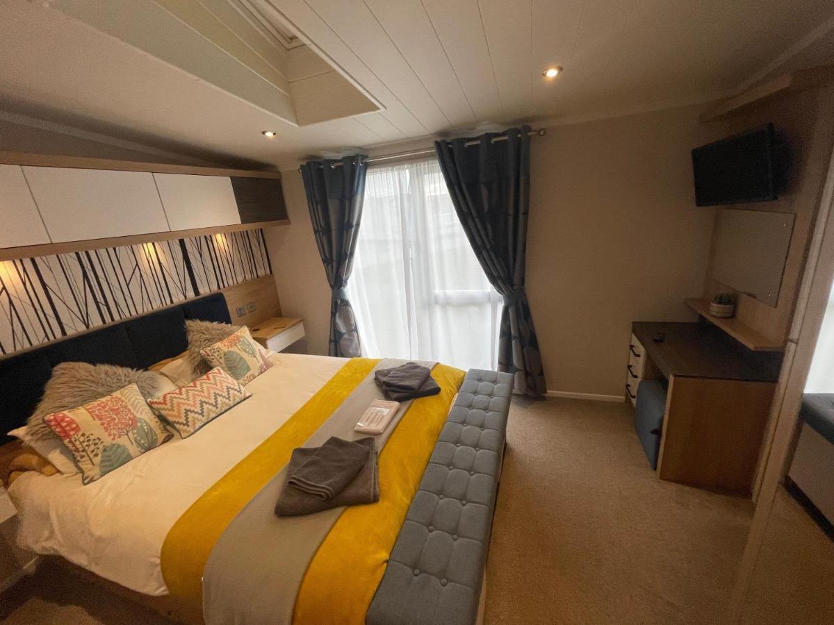 Indulgence Lakeside Lodge: Hot Tub & Private Fishing At Lakes *