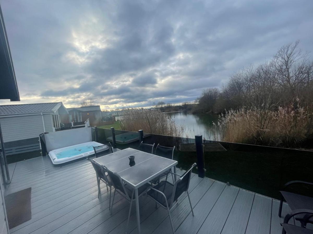 Holiday home Indulgence Lakeside Lodge: Hot Tub & Private Fishing At Lakes